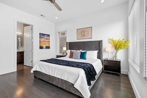 4 bedrooms, iron/ironing board, WiFi, bed sheets - Huge Nashville Home - 1 King / 6 Queens & Balcony (Nashville)