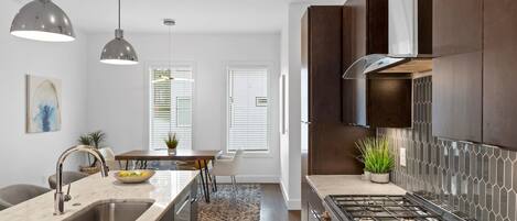 Frigorífic, microones, forn i placa de cuina