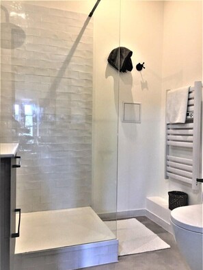 Apartamento conforto, vista para o jardim | Banheiro | Chuveiro, secador de cabelo, toalhas de banho 