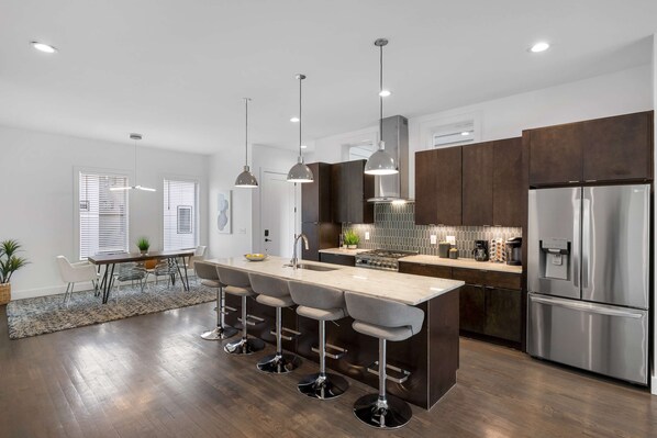 Een koelkast, een microgolfoven, een oven, een kookplaat