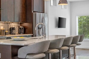 Een koelkast, een microgolfoven, een oven, een kookplaat