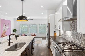 Réfrigérateur, four à micro-ondes, un four, surface de cuisson