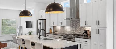 Frigorífic, microones, forn i placa de cuina