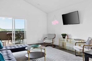 Een televisie en een kantoor