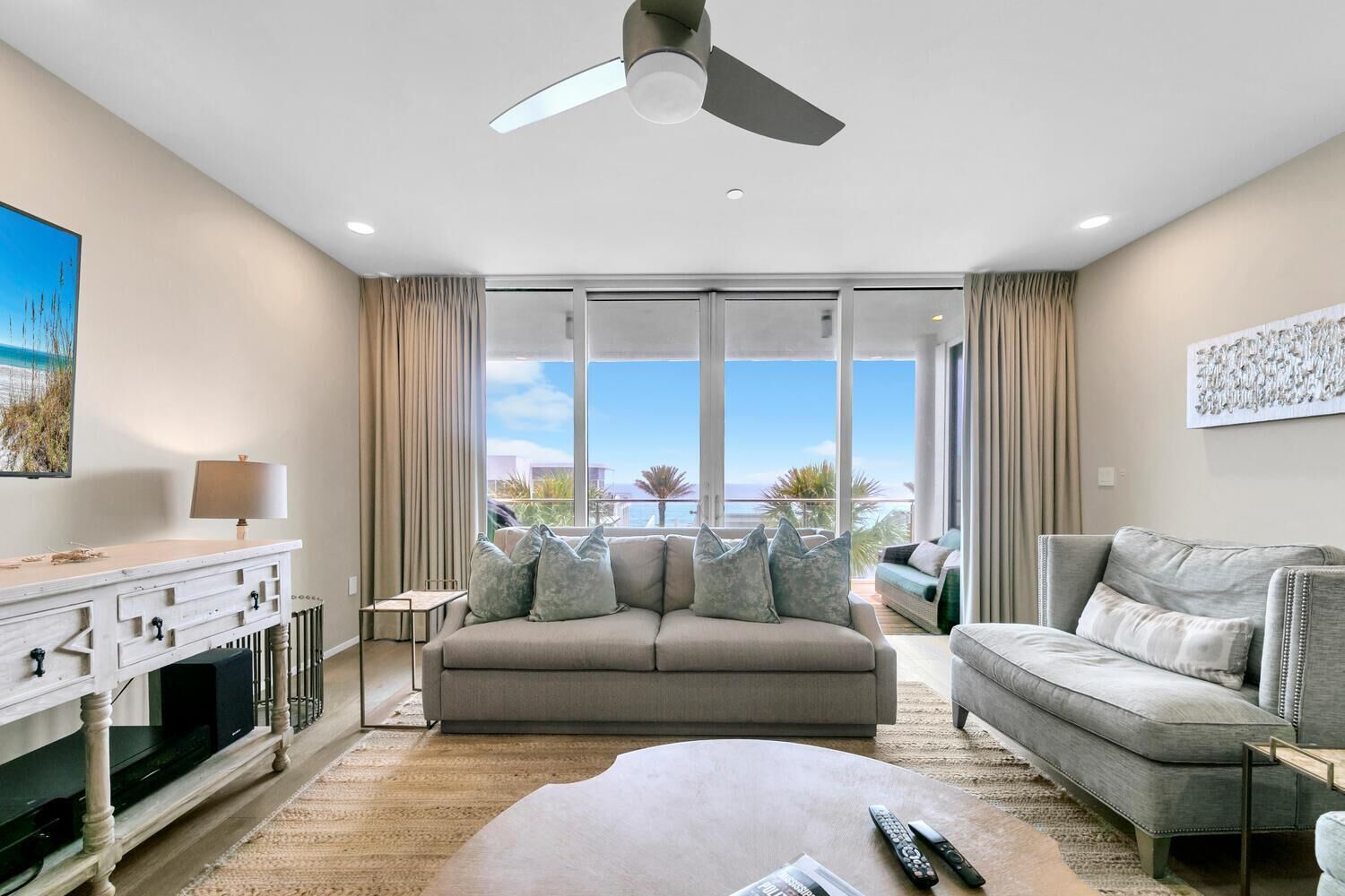 Condo, várias camas (The Viridian 202 on 30A) | Área de estar | TV