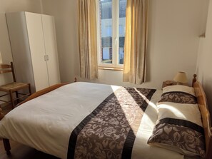 2 chambres, fer et planche Ă repasser, lit parapluie, draps fournis