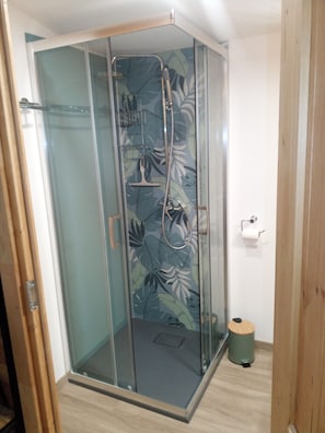 Secador de cabelo, toalhas de banho, sabonete, shampoo