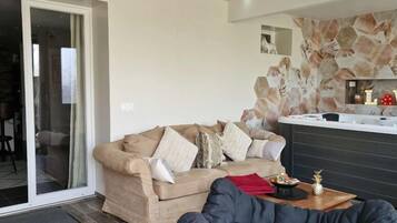 Deluxe Apartment, Garden View | Living area