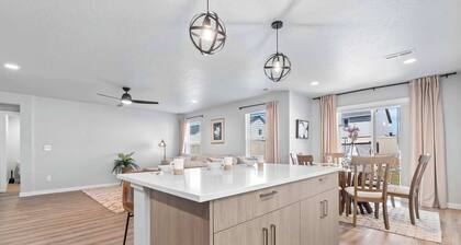 Spacious 5BR - Gamer Room - Hot Tub & Pool Access