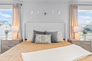 5 slaapkamers, een bureau, een strijkplank/strijkijzer, reisbedje