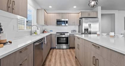 Spacious 5BR - Gamer Room - Hot Tub & Pool Access