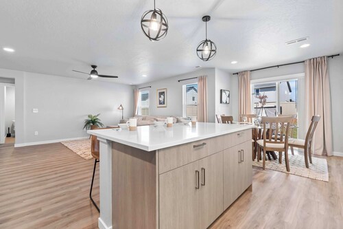 Spacious 5BR - Gamer Room - Hot Tub & Pool Access