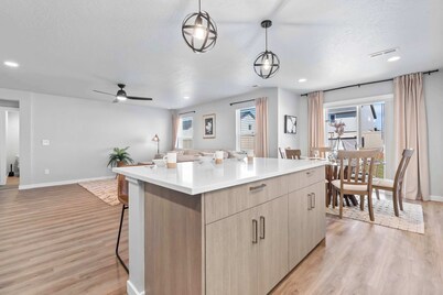 Spacious 5BR - Gamer Room - Hot Tub & Pool Access