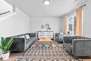 Televisio, videopelejä, kirjoja, työhuone