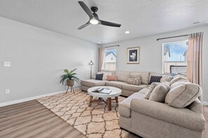 Televisio, videopelejä, kirjoja, työhuone