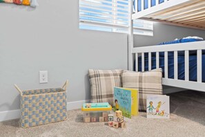 5 bedrooms, desk, iron/ironing board, travel crib
