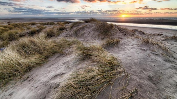 A beach with sand dunes and a sunset in the background. - Apartment in Heist Near the Beach (Knokke-Heist)