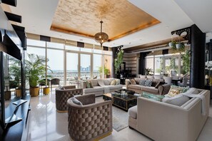 Penthouse Panoramic - 4 sovrum - utsikt mot hamnen | Vardagsrum