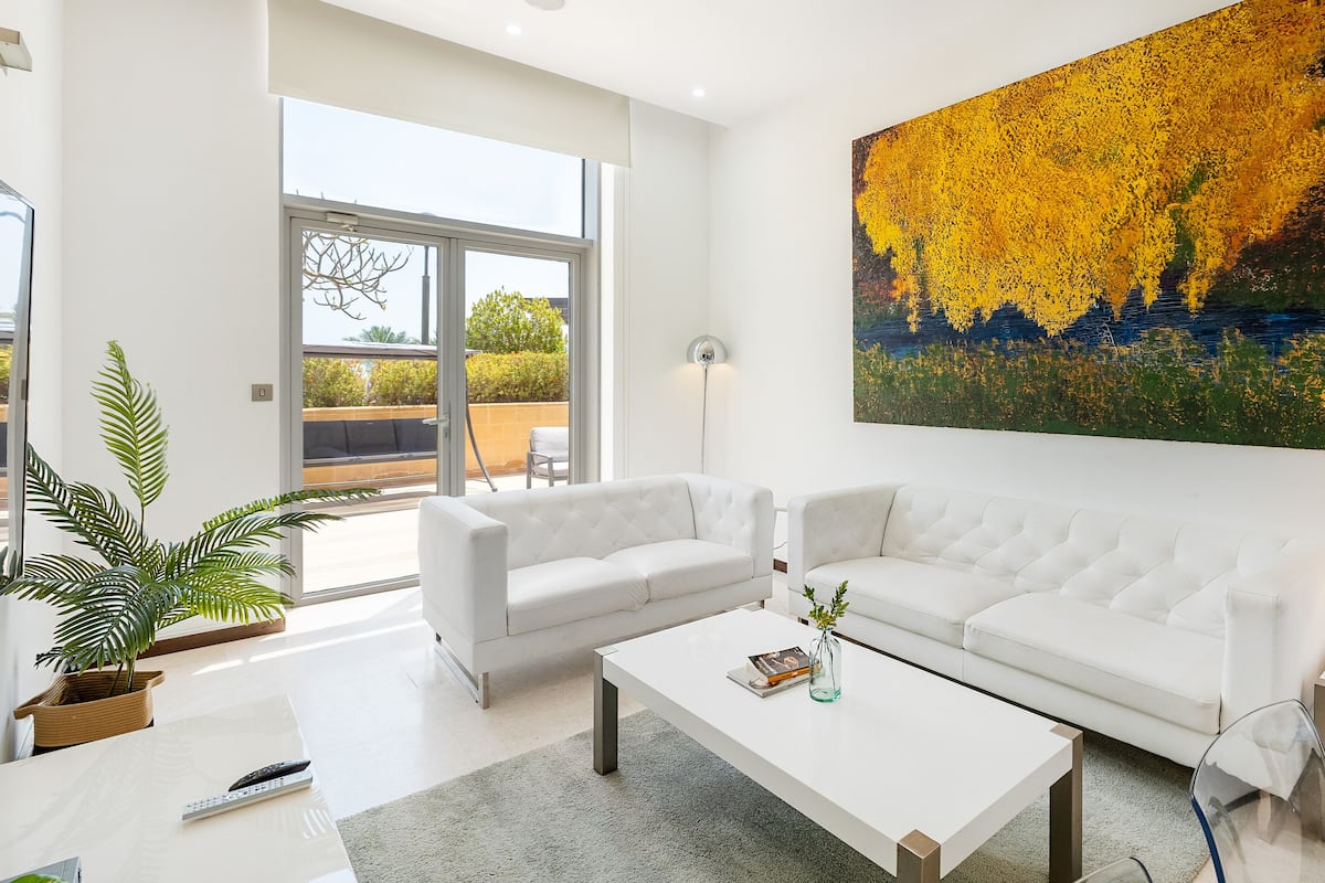 Deluxe Apartment, 2 Bedrooms, Partial Sea View | Living area