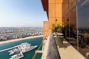 Panoramic Penthouse, 4 Bedrooms, Harbor View | Balcony view - Tiara Residences - Mint Stay (Dubai)