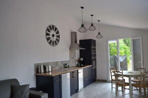 Comfort Apartment, Pool View | Private kitchen