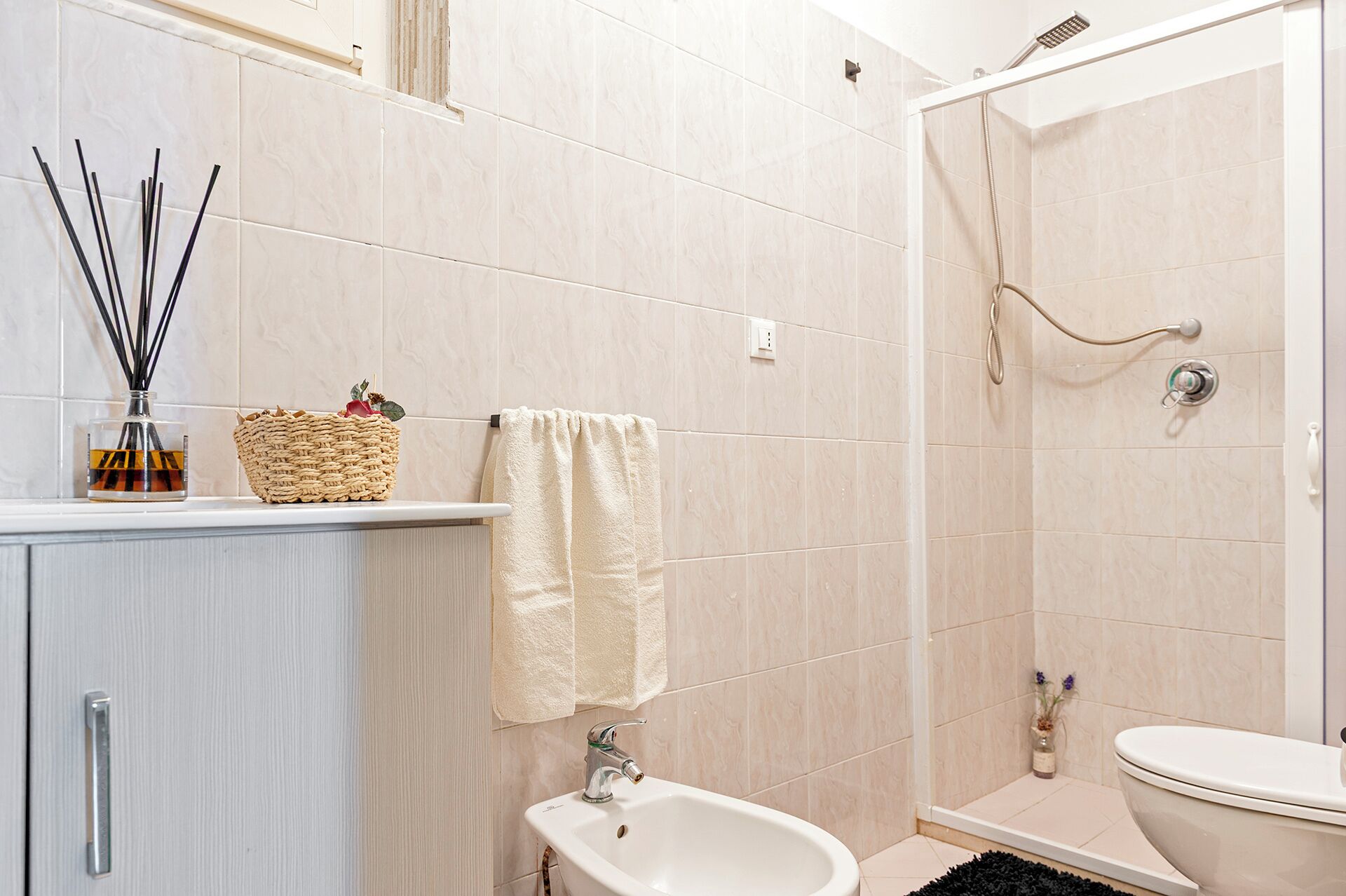 Haartrockner, Handtücher, Seife, Shampoo