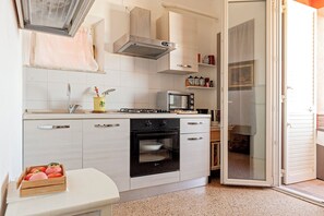 Fridge, microwave, oven, stovetop - RED HOUSE MORRONA - TERRICCIOLA HOUSE (Morrona)