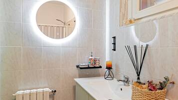 HÄrtork, handdukar, tvÄl och schampo