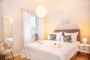 House | 9 bedrooms, individually furnished