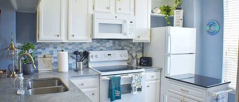 Een koelkast, een magnetron, een oven, een kookplaat