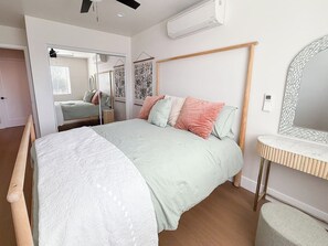 Escritorio, tabla de planchar con plancha, cuna de viaje y wifi 