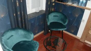 Chambre Standard | Coin séjour | TV connectée de 72 pouces avec chaßnes par cùble