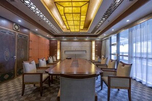 A conference room with a large table, chairs, and a modern ceiling design. - Xinhua Hotel Fairy Mountain (Chongqing)
