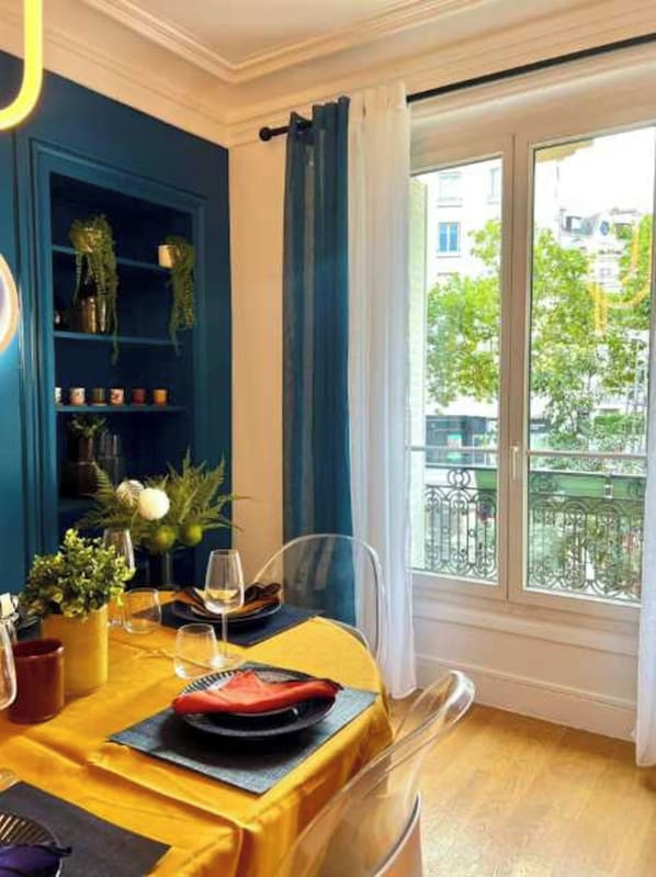 Dining - Elegant Apartement - AC 2br-6p- Palais des Congres (Paris)