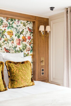 2 slaapkamers, een bureau, een strijkplank/strijkijzer, reisbedje