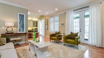 Nhà, 5 phòng ngủ, hút thuốc, sân hiên | Phòng khách | Sách