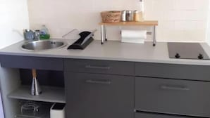 ベーシック ルーム バルコニー シービュー | 専用キッチン | 大型冷蔵庫、電子レンジ、コンロ、トースター