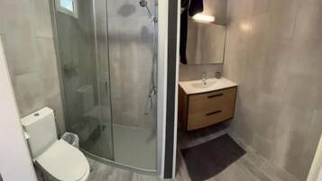 Quarto básico, sacada, vista para o mar | Banheiro | Secador de cabelo, toalhas de banho, sabonete, shampoo