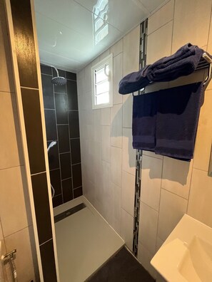 Room, Balcony, Sea View | Bathroom | Hair dryer, towels, soap, shampoo - Vue sur l'océan (Saint-Denis)