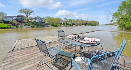Family Friendly Lake Front retreat with Lake Front Beach and Dock.