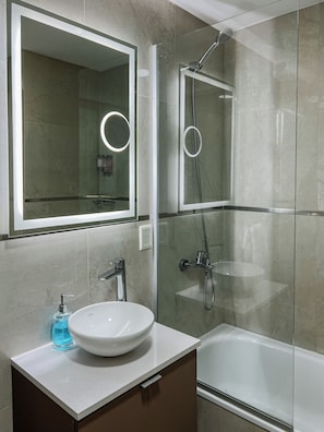 Haartrockner, Bidet, Handtücher, Seife