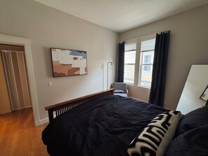 Room - 4-bedroom 2-bathroom home in lovely Providence near brown university w WiFi (Providence)