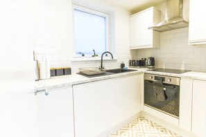 Apartemen, pemandangan kota | Dapur pribadi | Lemari es, microwave, oven, dan kompor