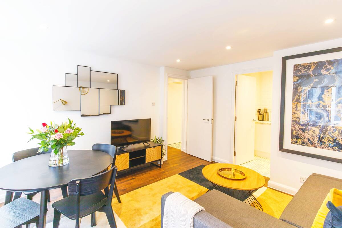 Apartment, City View | Living area