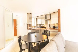 Studio | Private kitchen | Fridge, microwave, oven, stovetop - Soho Living Apartments on Carnaby Street (London)