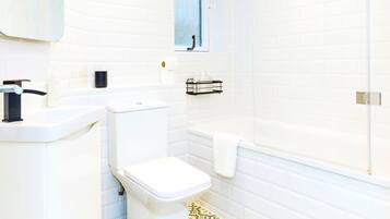 Apartment, City View | Bilik Mandi | Pancuran mandi, pengering rambut, tuala disediakan, sabun