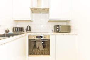 Apartment, City View | Private kitchen | Fridge, microwave, oven, stovetop
