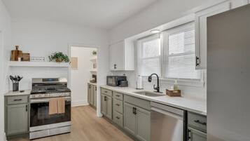 Réfrigérateur, micro-ondes, four, lave-vaisselle