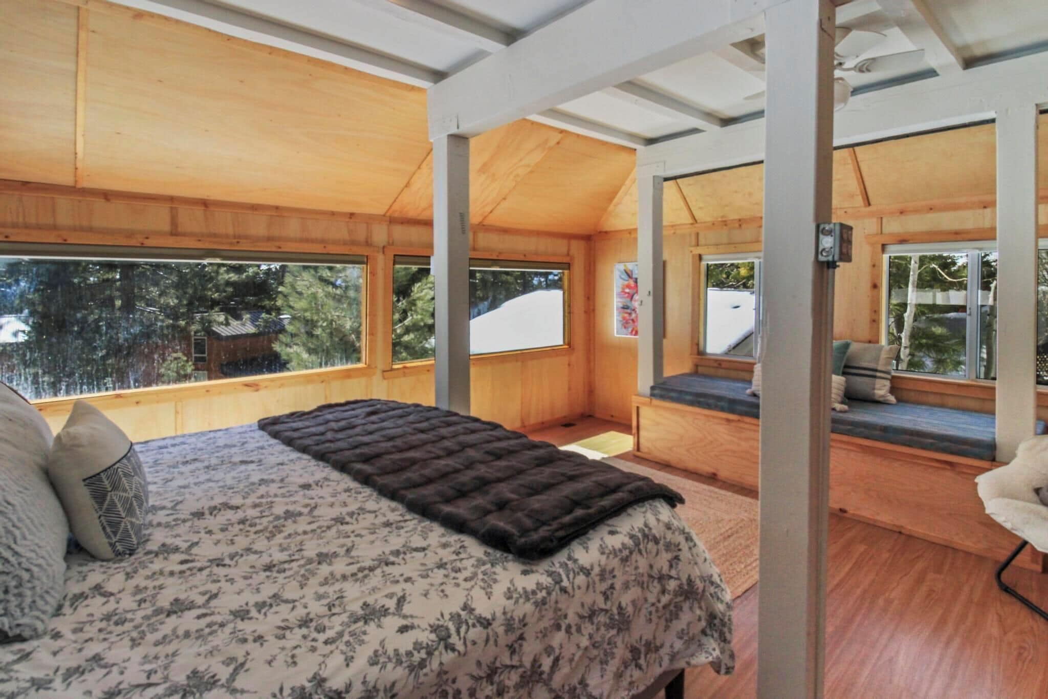 5 bedrooms, desk, iron/ironing board, travel crib