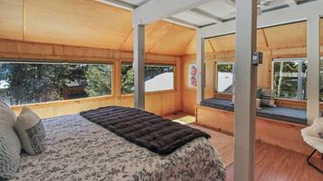 5 bedrooms, desk, iron/ironing board, travel crib